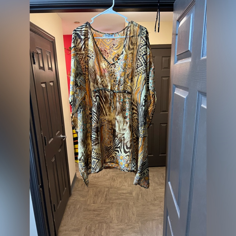 42” Wide 33”Long  brown gold blouse like shirt☀️🏖️